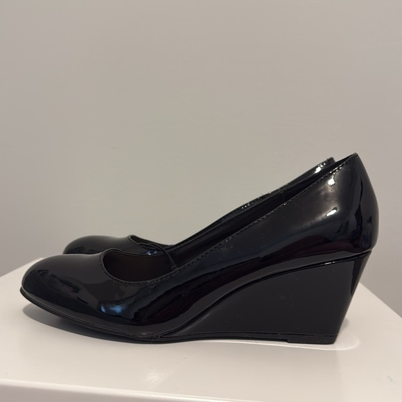 New Rialto Freda wedged shoes patented faux leather size 8, fits 7.5 - Picture 2 of 7